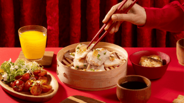 dumplings al vapor en cesta de bambú con ensalada
