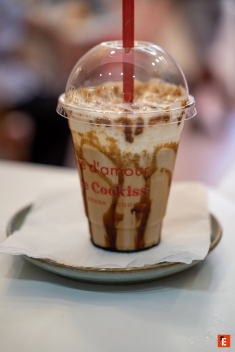 milkshake caramel gourmand, paille rouge en verre