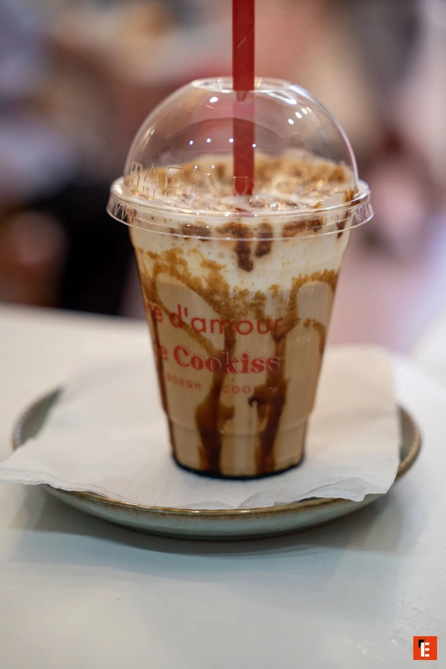 milkshake caramel gourmand, paille rouge en verre