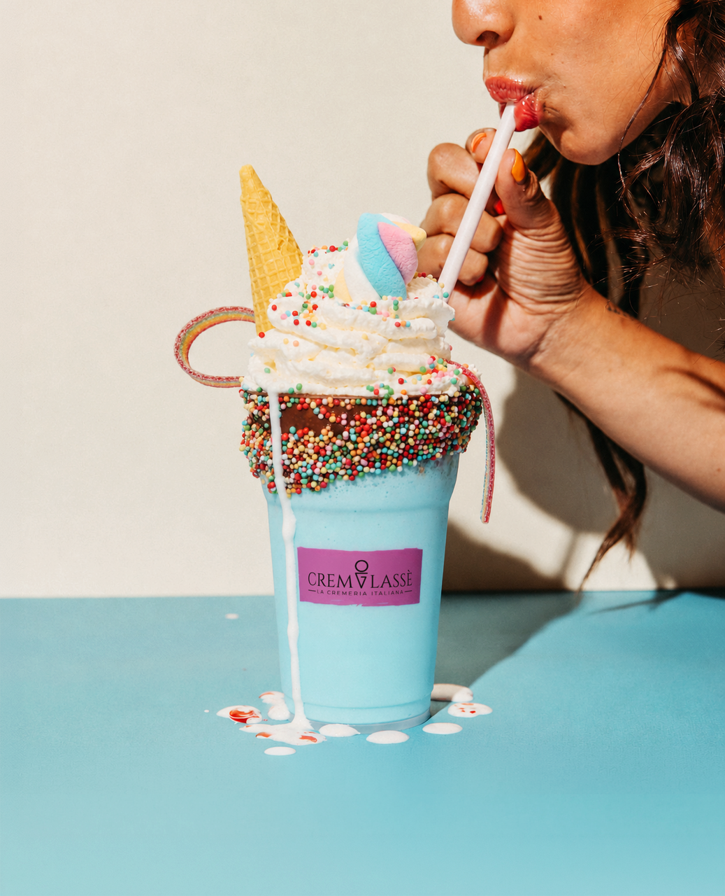 milkshake gigante pastello con panna e marshmallow
