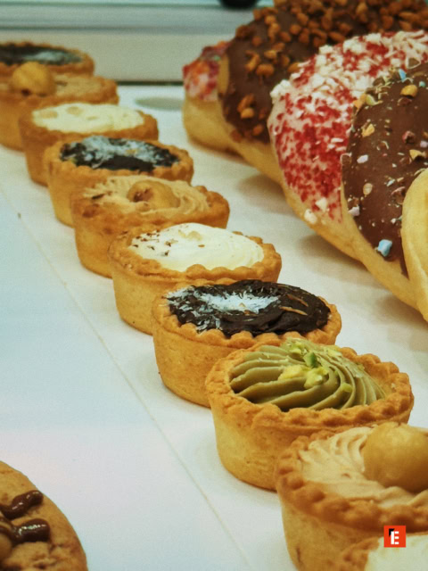 mini tartellette di pasticceria e ciambelle assortite