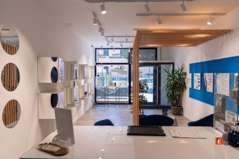 showroom moderne blanc et bois lumineux