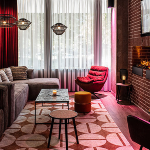 modernes lounge wohnzimmer mit kamin und samt