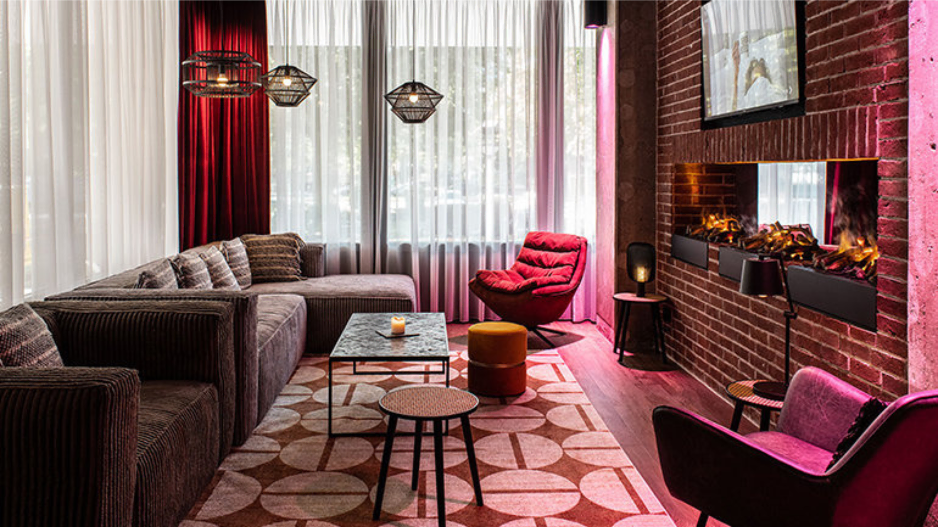 modernes lounge wohnzimmer mit kamin und samt