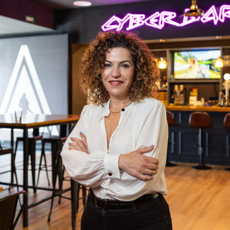 mujer presentadora sonriente en cyberbar moderno
