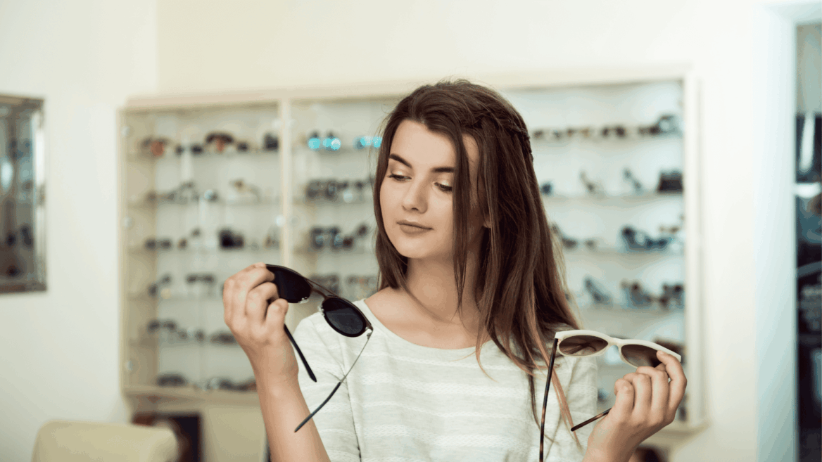 mujer elige gafas de sol negras o beige