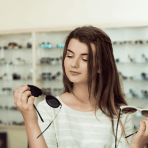 mujer elige gafas de sol negras o beige