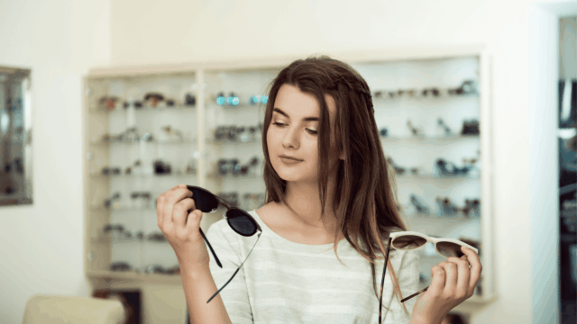 mujer elige gafas de sol negras o beige