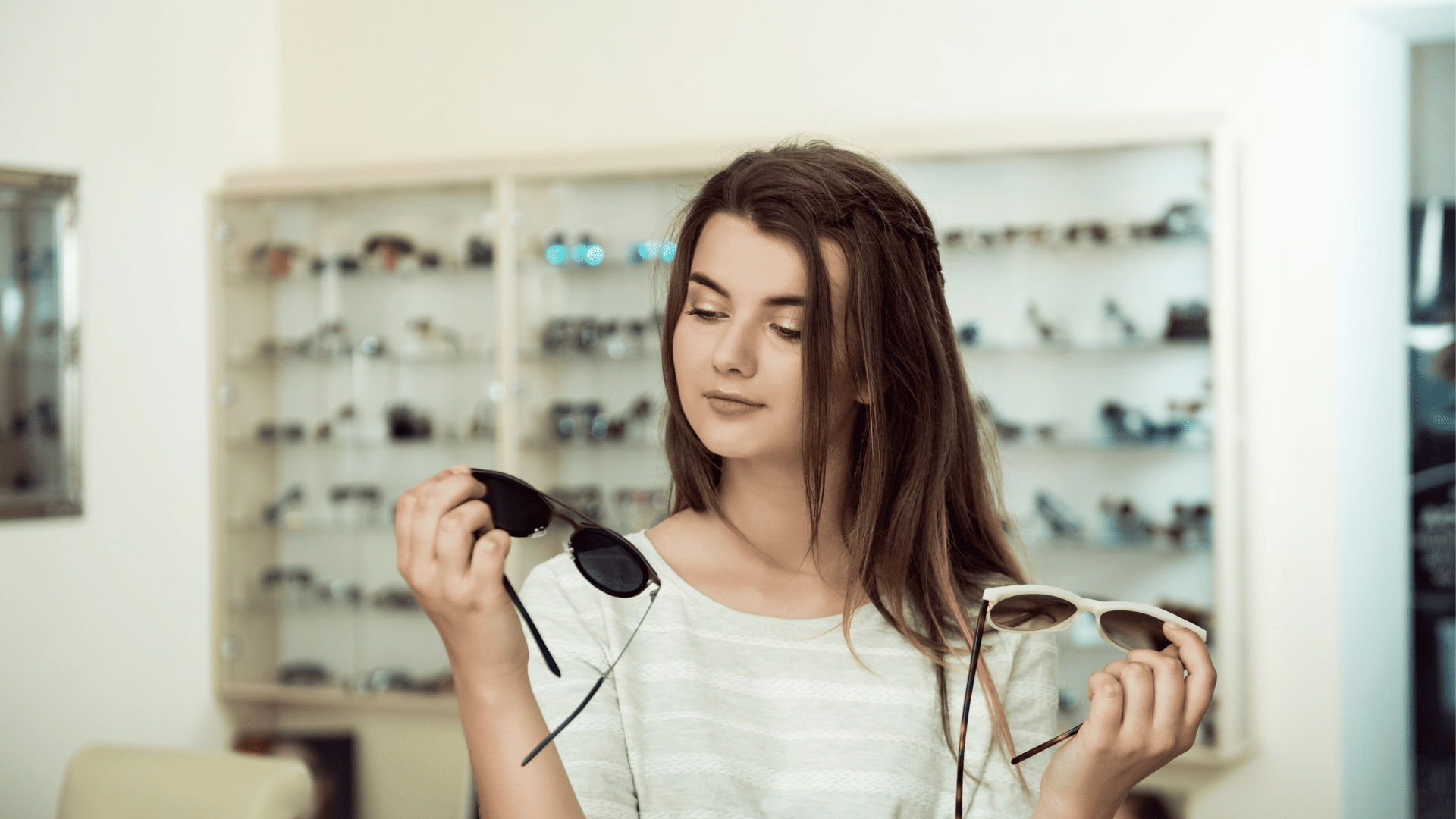mujer elige gafas de sol negras o beige