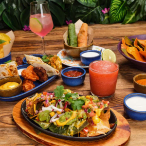tex‑mex nachos mit guacamole und cocktails