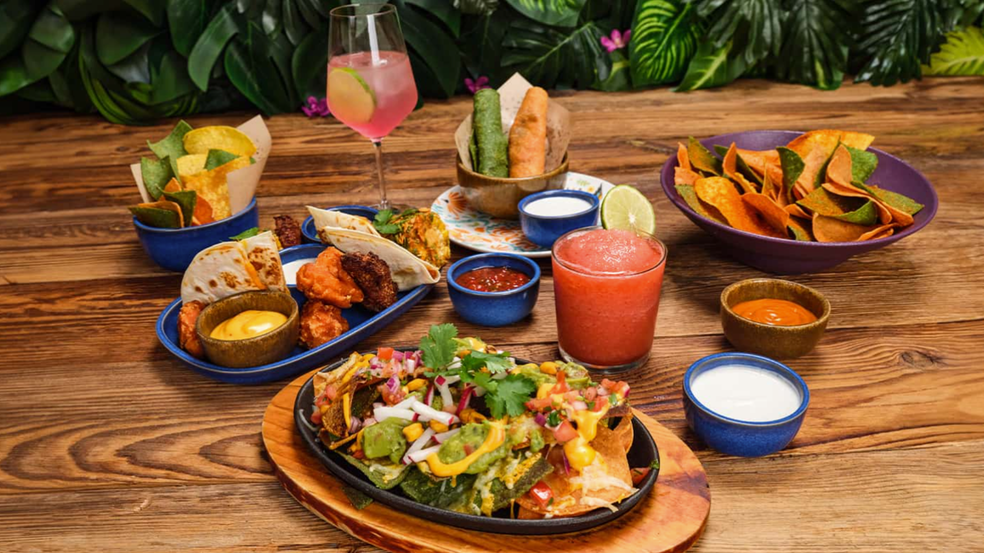 tex‑mex nachos mit guacamole und cocktails