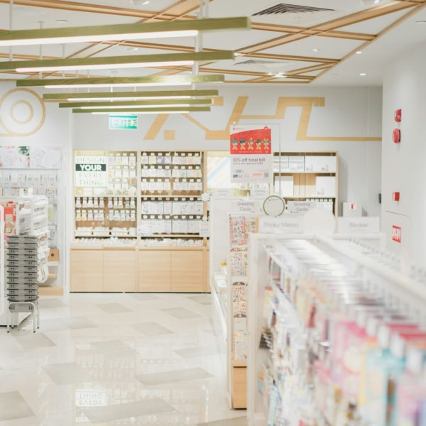cartoleria minimalista luminosa e ben organizzata