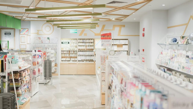 cartoleria minimalista luminosa e ben organizzata