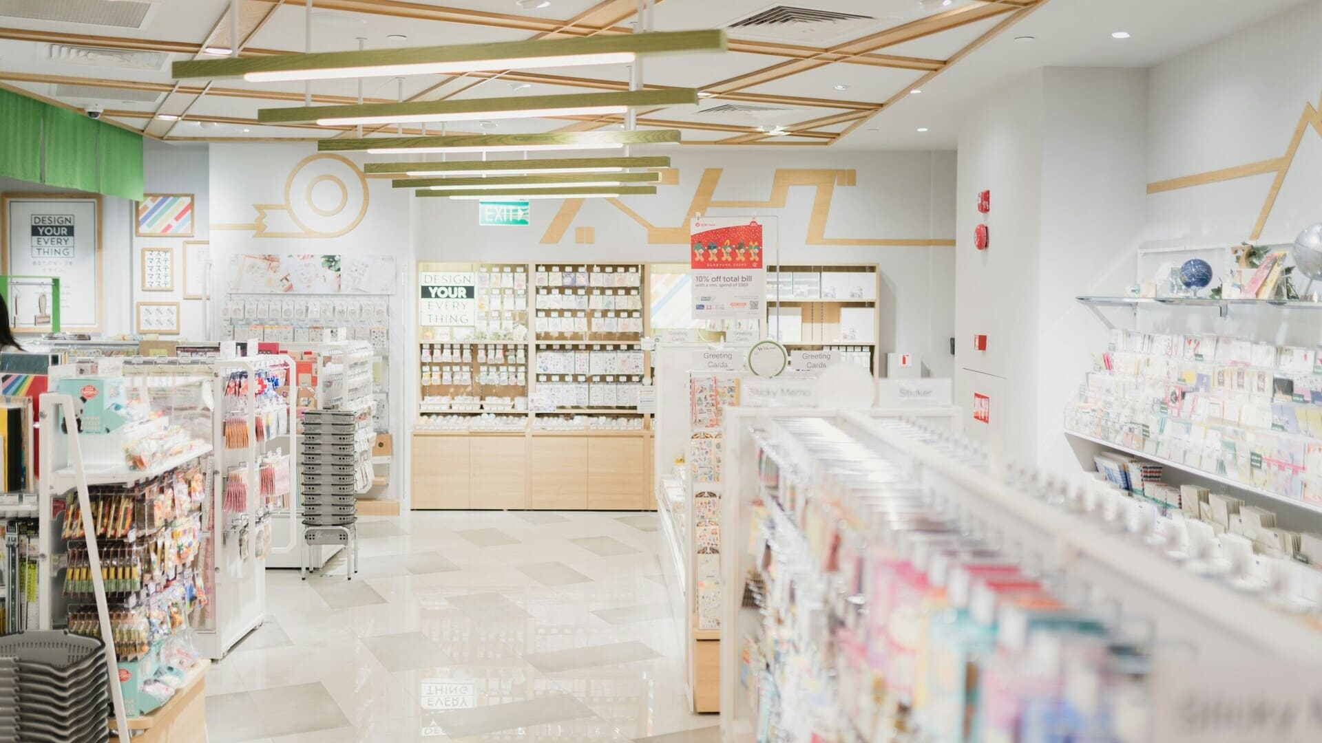 cartoleria minimalista luminosa e ben organizzata