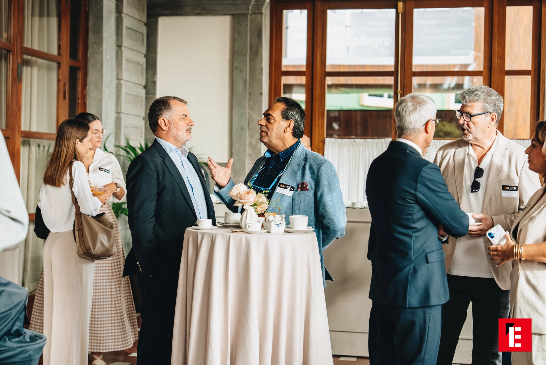 evento de networking en salón elegante