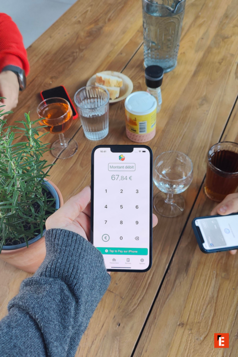 paiement smartphone sans contact au restaurant