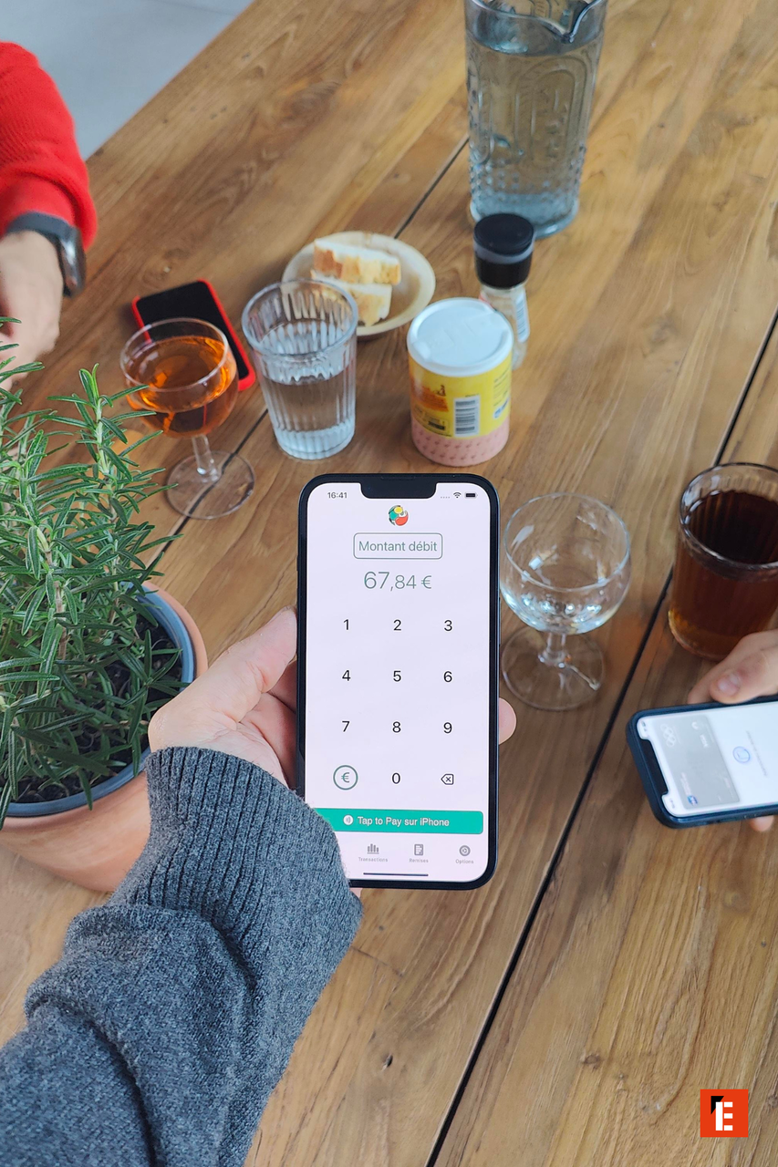 paiement smartphone sans contact au restaurant