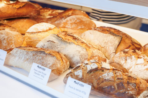 pains artisanaux dorés en vitrine de boulangerie