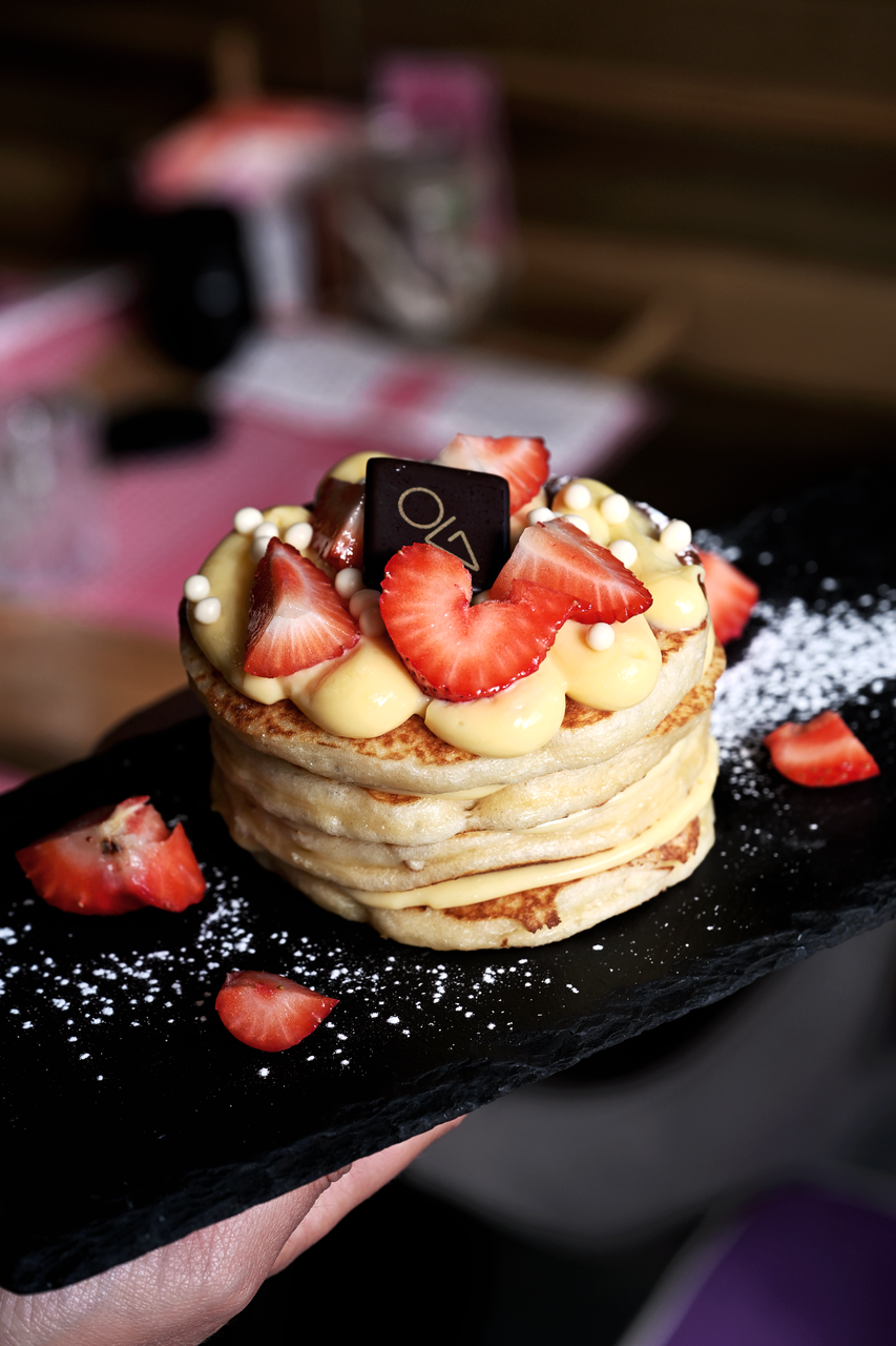 pancake alle fragole con crema e cioccolato
