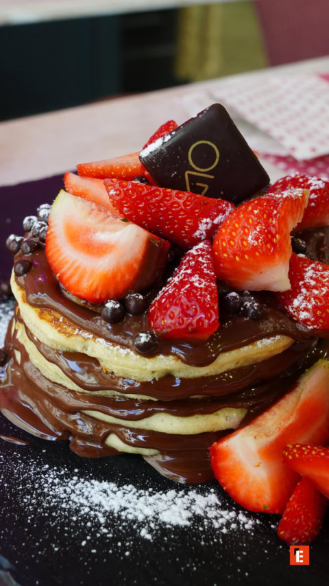 torre di pancake al cioccolato e fragole