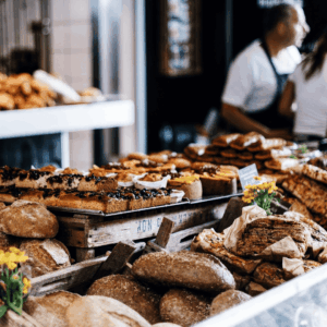 vitrina de panes, bollería y tartas artesanales