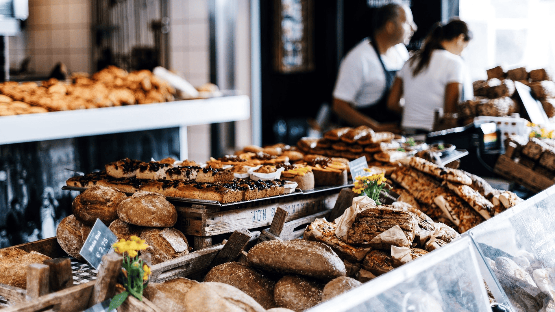 vitrina de panes, bollería y tartas artesanales