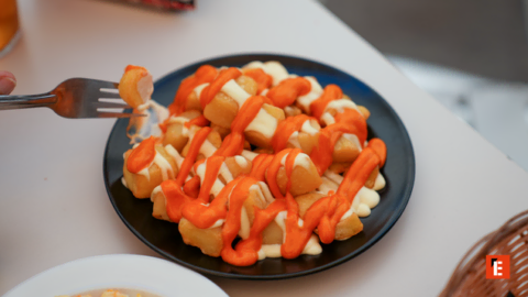 patatas crujientes en cubos con salsas cremosas
