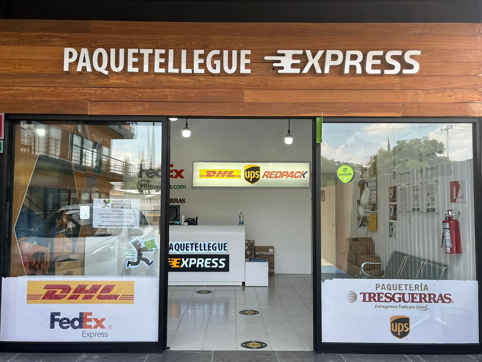fachada de paquetería express con dhl, fedex y ups