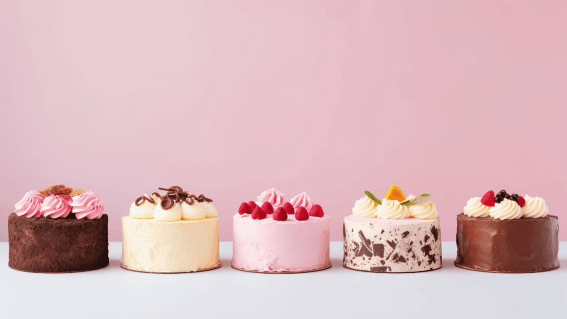 pasteles mini variados en fondo rosa