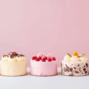 pasteles mini variados en fondo rosa