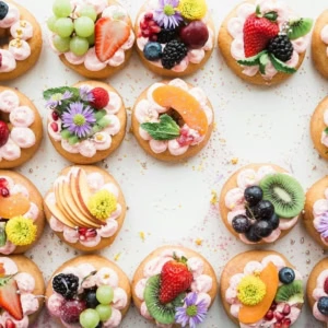 mini tartellette alla frutta fresca e fiori