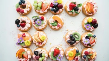 mini tartellette alla frutta fresca e fiori