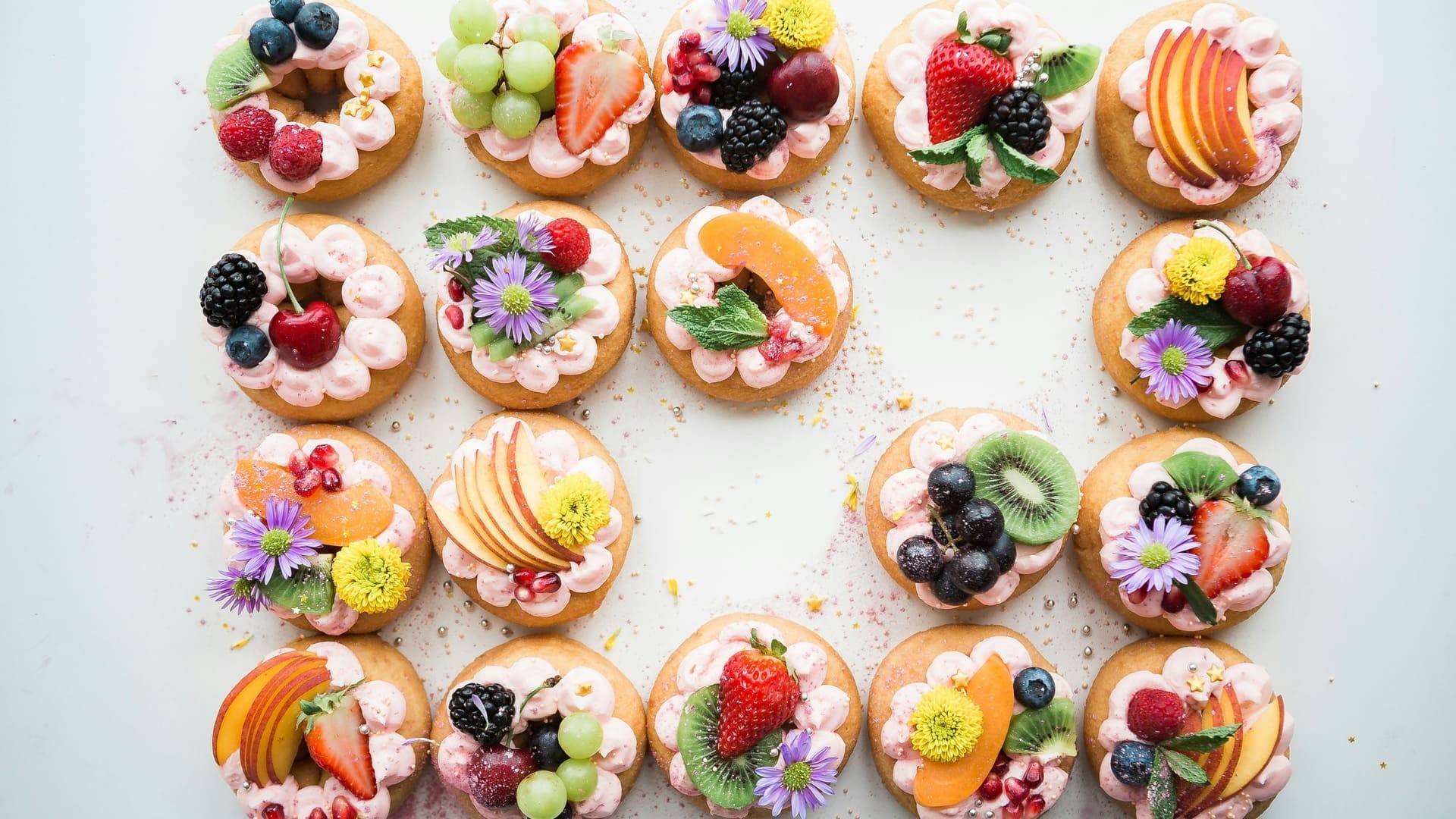 mini tartellette alla frutta fresca e fiori