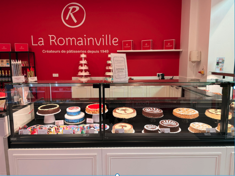 pâtisserie la romainville — vitrine de gâteaux et tartes