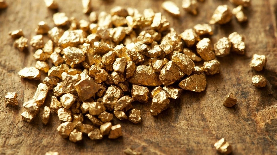 pepite doro grezze su legno rustico