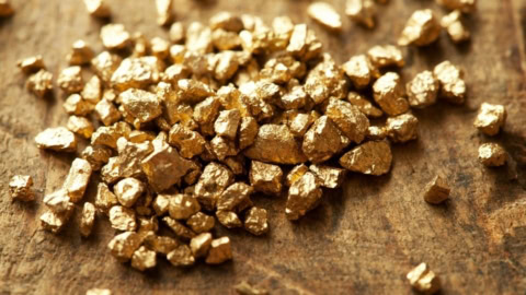 pepite doro su tavolo di legno rustico
