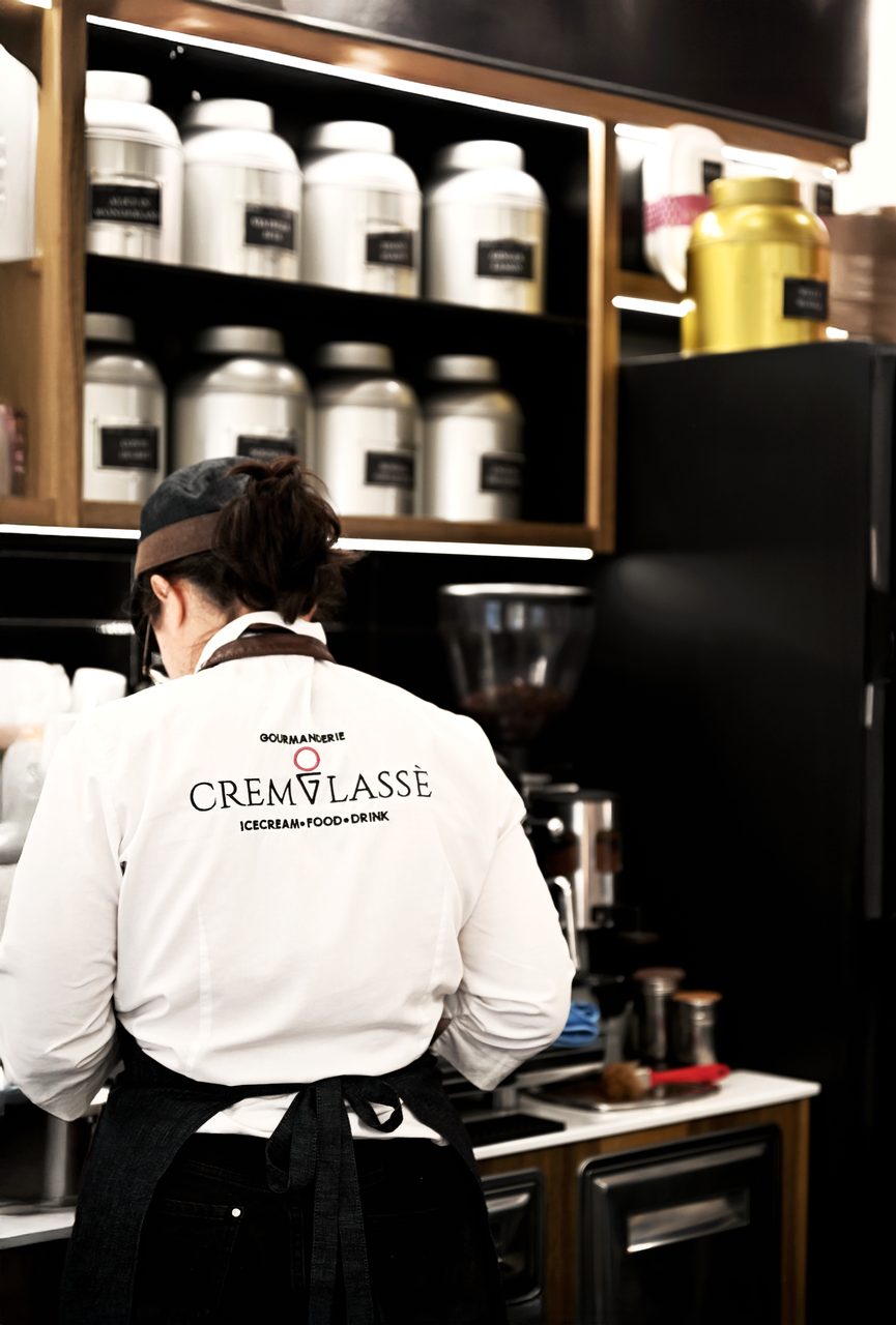 barista al banco di gelateria e caffè
