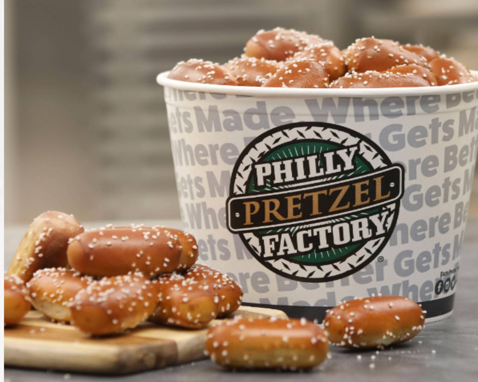 philly pretzel factory salted pretzel bites with branded cup