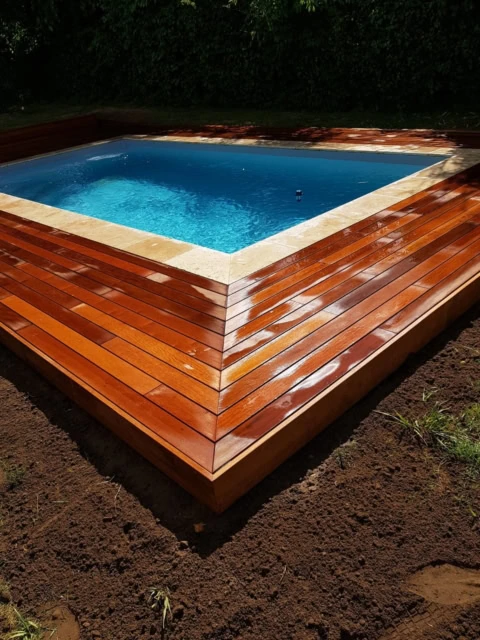 piscine carrée et terrasse bois contemporaine