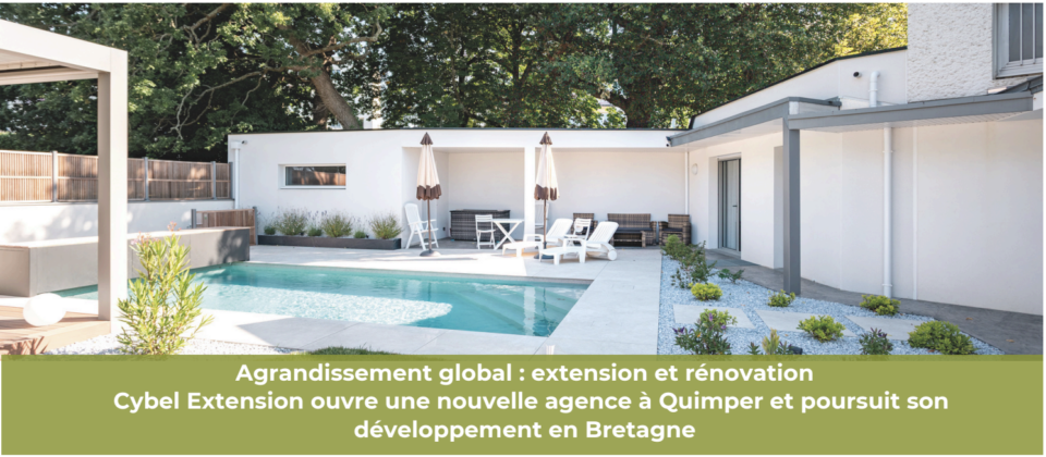 piscine turquoise et terrasse rénovée dune maison contemporaine