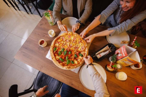 wspólna pizza: przyjaciele dzielą się smakiem