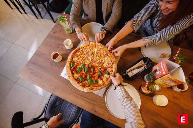 wspólna pizza: przyjaciele dzielą się smakiem