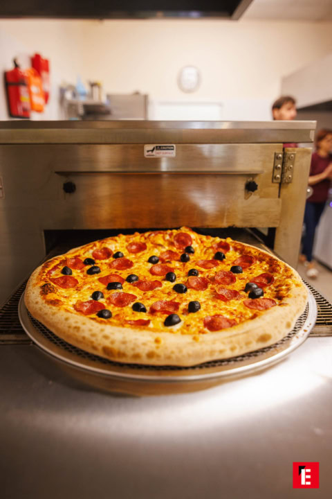 Świeża pizza pepperoni z czarnymi oliwkami