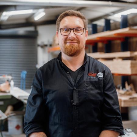 portrait dartisan menuisier dans son atelier