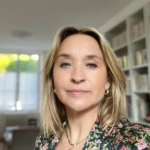portrait intime femme blonde en blouse fleurie