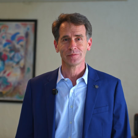 portrait professionnel: homme en blazer bleu