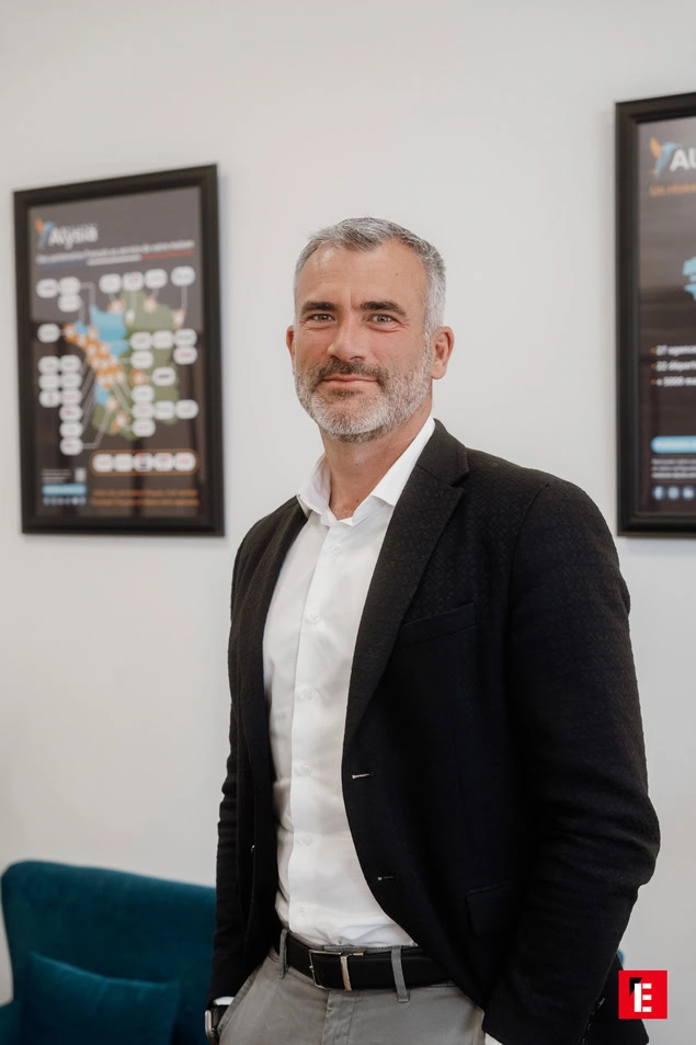 portrait professionnel dhomme confiant en bureau