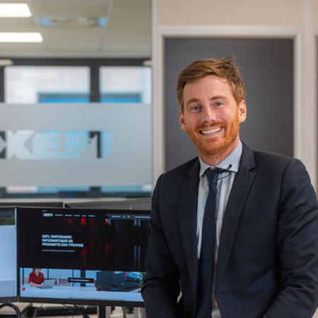 portrait professionnel dun homme roux au bureau