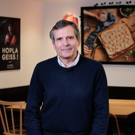 portrait dhomme au café avec micro cravate