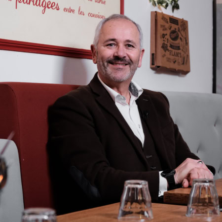 portrait dhomme barbu en interview au café